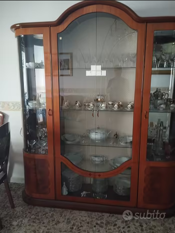 Vetrina tavolo e sedie