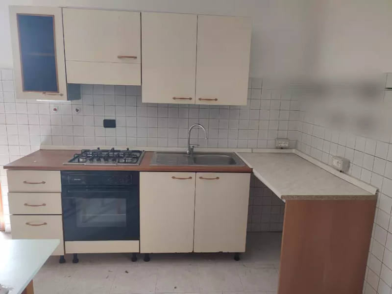 Cucina + divano + specchio da bagno