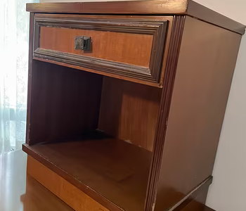 Comodino con cassetto