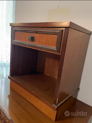 Comodino con cassetto