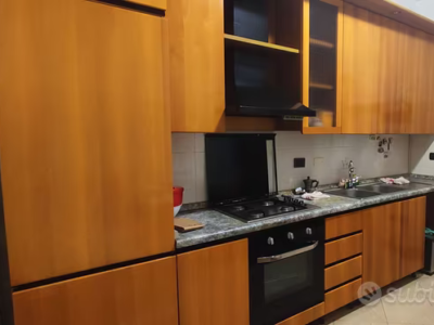 Cucina + tavolo + sedie