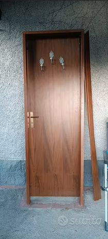 Porta con telaio