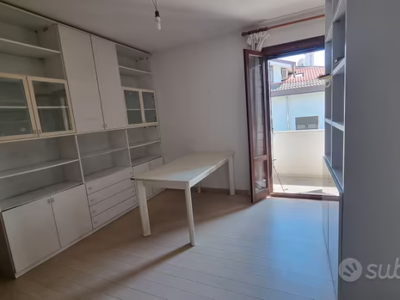 Arredo soggiorno o studio + tavolo