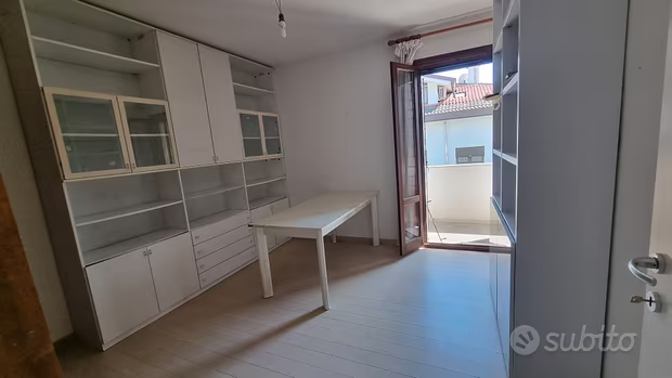 Arredo soggiorno o studio + tavolo