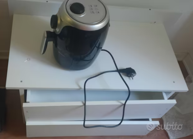 Comodino e friggitrice ad aria