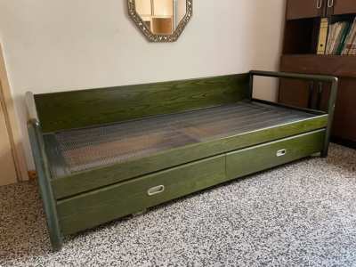 Letto singolo in legno con cassettoni