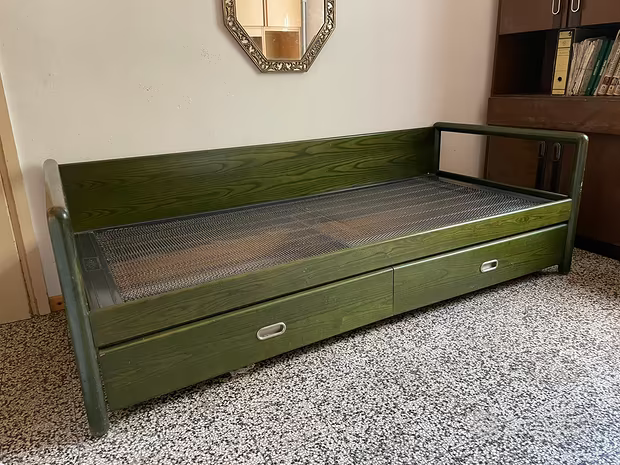 Letto singolo in legno con cassettoni