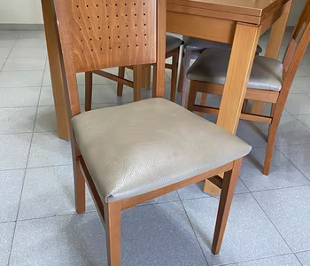 Parete attrezzata + tavolo + sedie