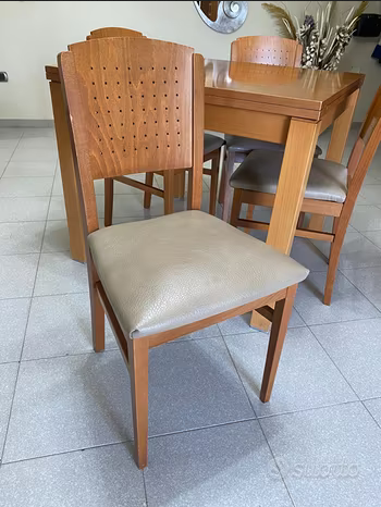 Parete attrezzata + tavolo + sedie