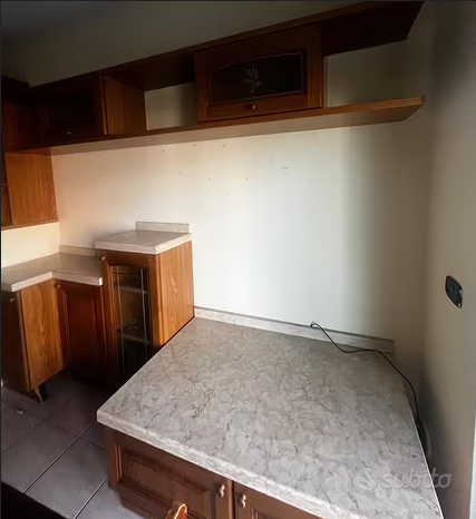 Mobiletti in marmo e legno