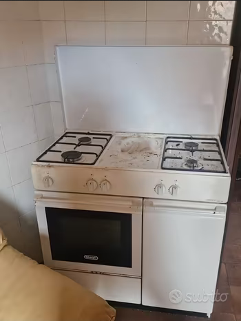 Cucina + Frigorifero + Divano + Credenza